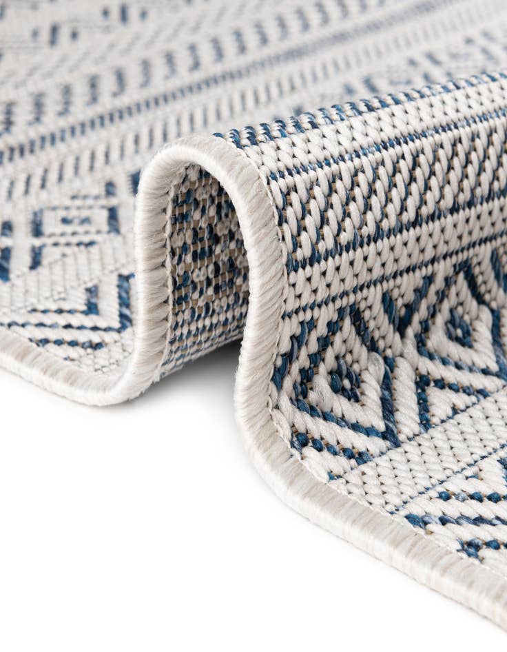 Detail image of 3' x 3' Easy-Clean Striped Indoor / Outdoor Round Rug