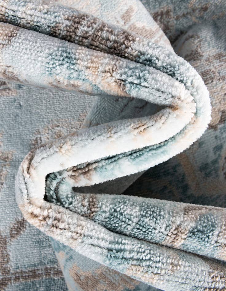 Detail image of 2' 7 x 6' Victoria Runner Rug