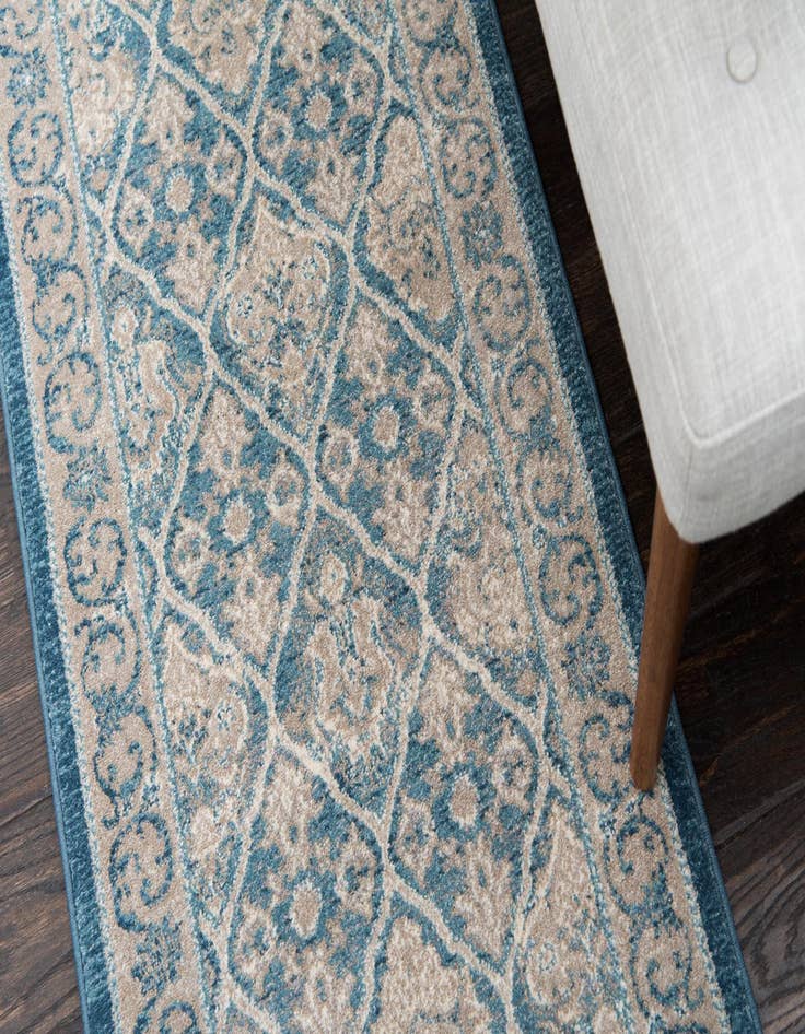 Detail image of 2' 7 x 10' Vienna Runner Rug