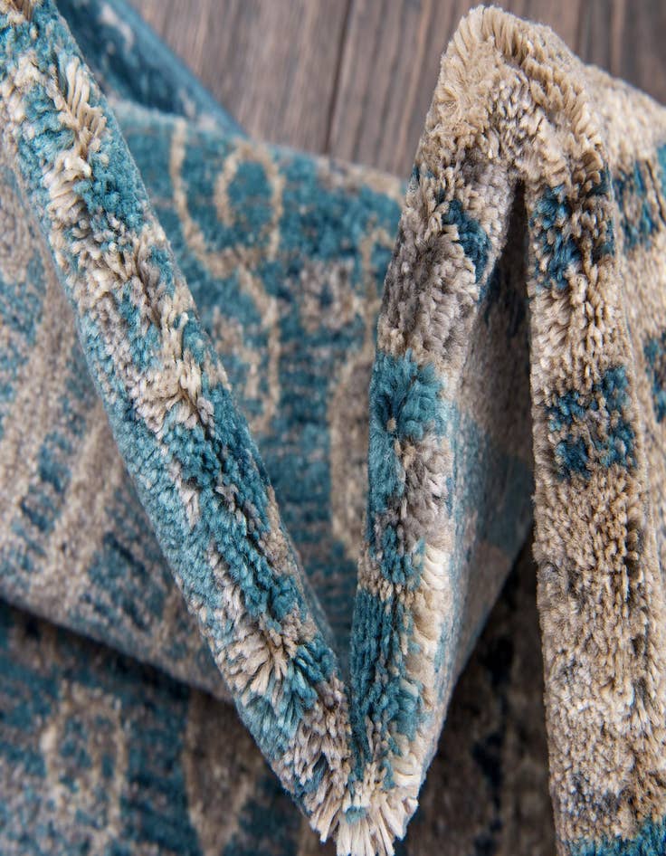 Detail image of 2' 7 x 10' Viola Runner Rug