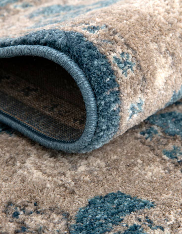 Detail image of 2' 7 x 10' Viola Runner Rug