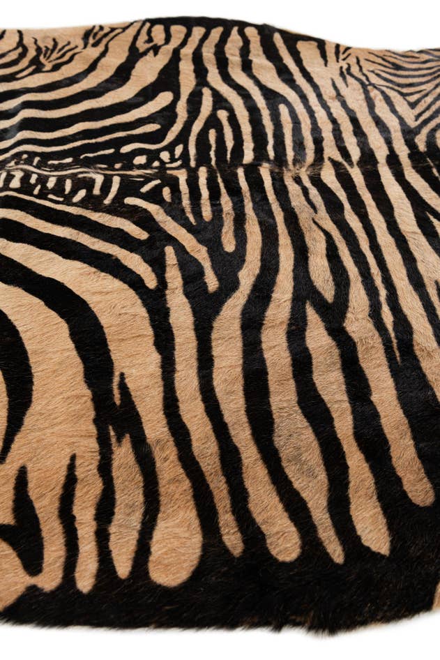 Detail image of 6' x 7' 2 Cowhide Leather Freeform Rug