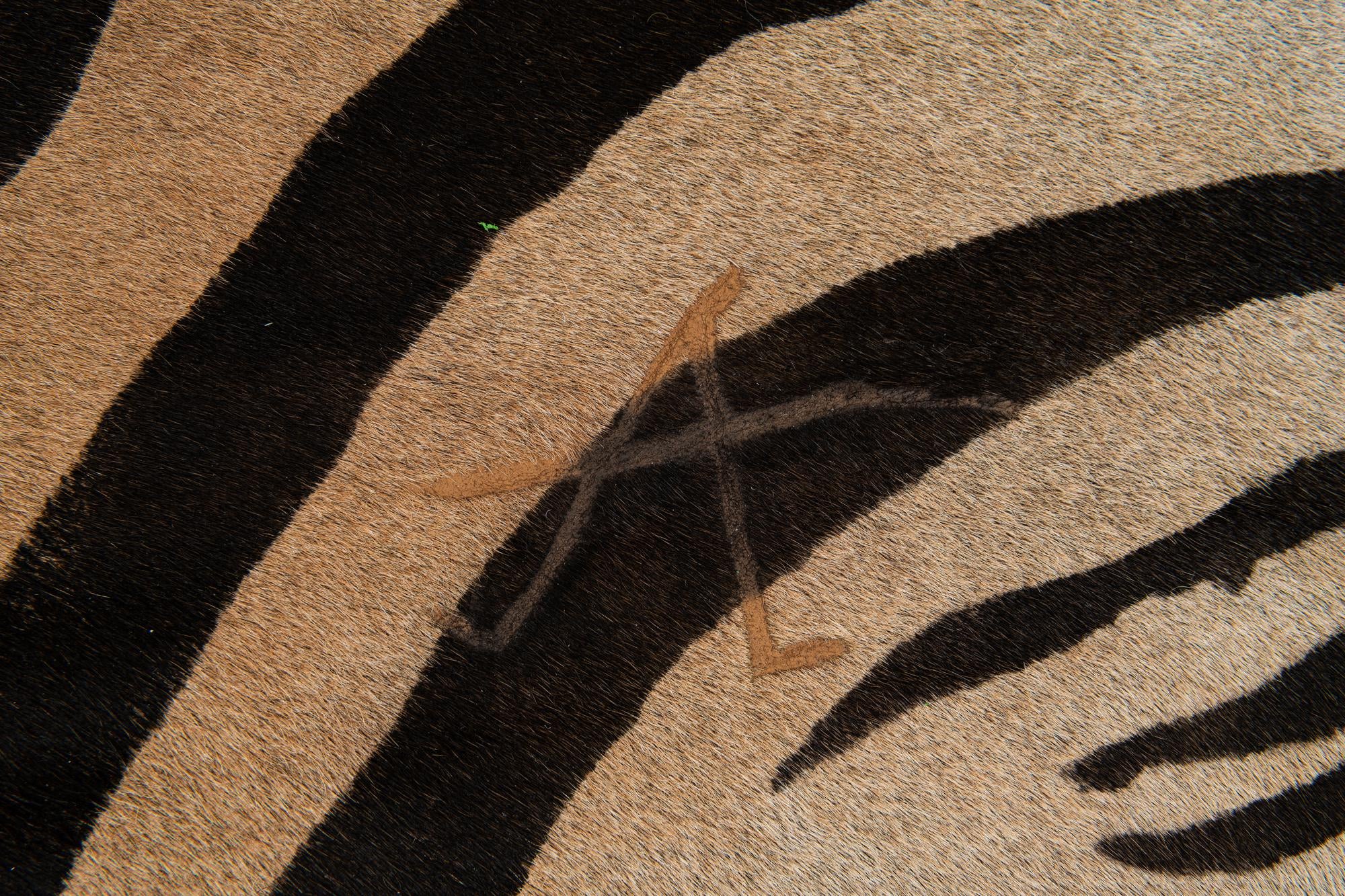 200cm x 205cm Cowhide Leather Alfombra Freeform
