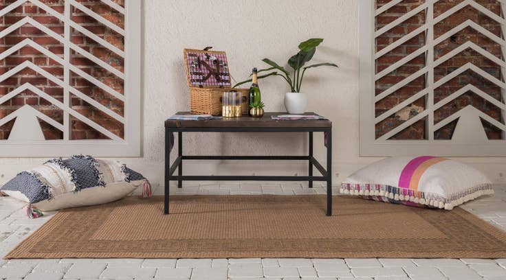 Detail image of 5' 3 x 8' Easy-Clean Border Indoor / Outdoor Rug