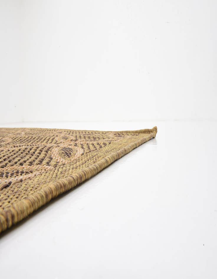 Detail image of 6' x 9' Easy-Clean Lattice Indoor / Outdoor Rug