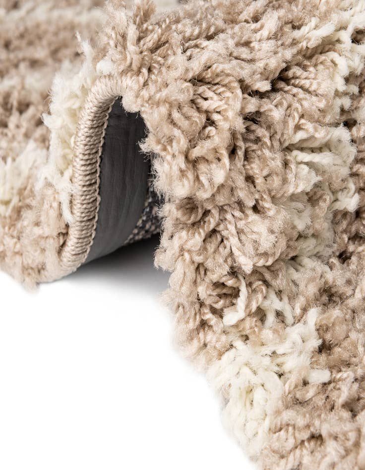 Detail image of 2' 7 x 10' Lattice Shag Runner Rug