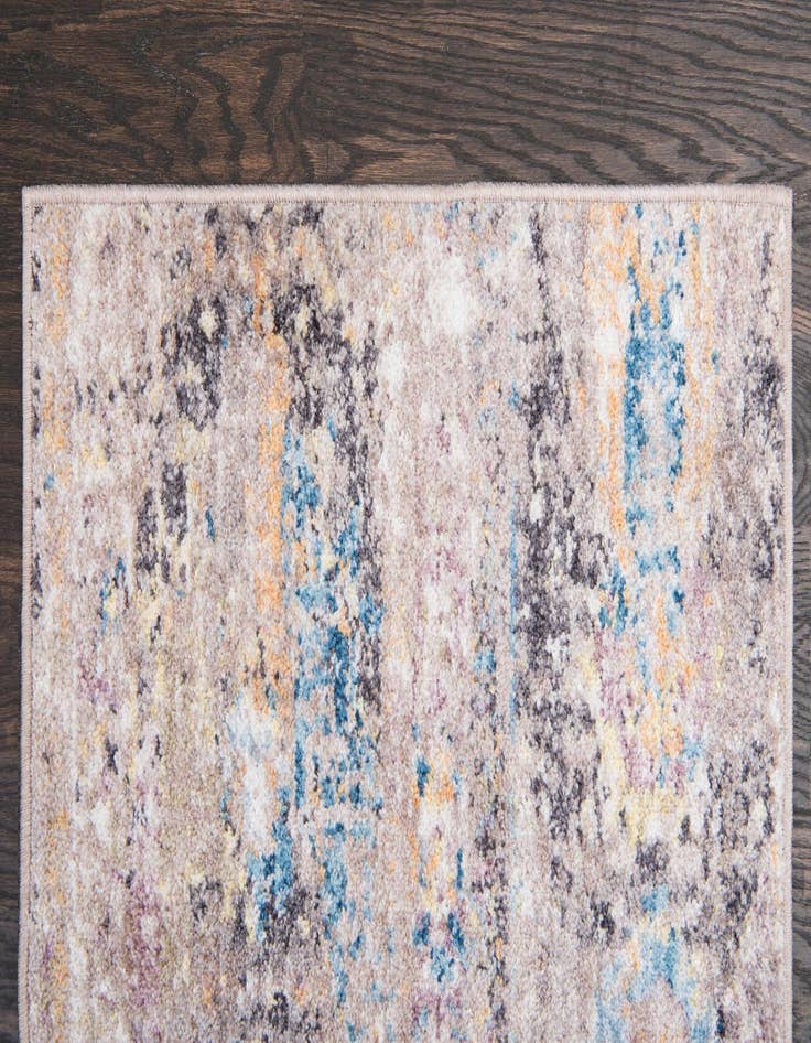 Detail image of 2' 7 x 8' 2 Madrid Runner Rug