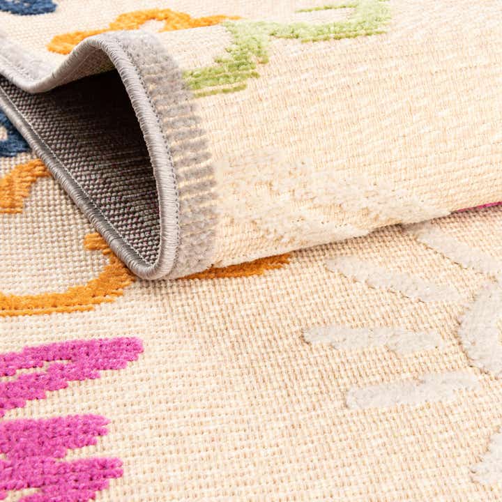 5' 3 x 7' 7 Easy-Clean Indoor / Outdoor Rug