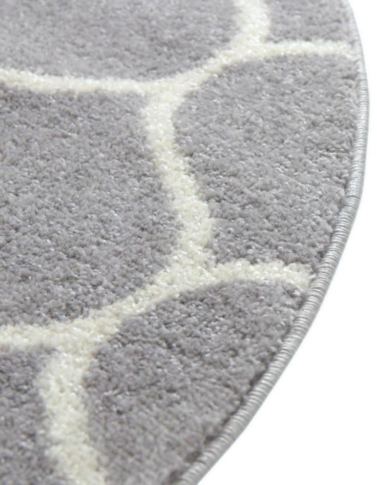 Detail image of 3' x 5' 3 Lattice Frieze Oval Rug