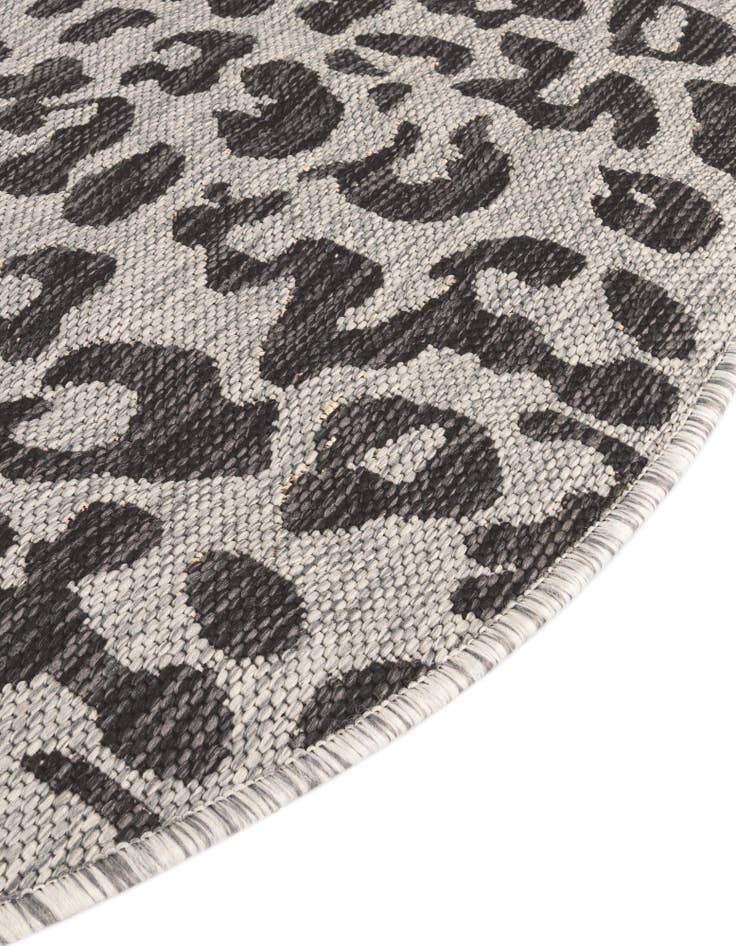 Detail image of 7' 10 x 10' Easy-Clean Safari Indoor / Outdoor Oval Rug