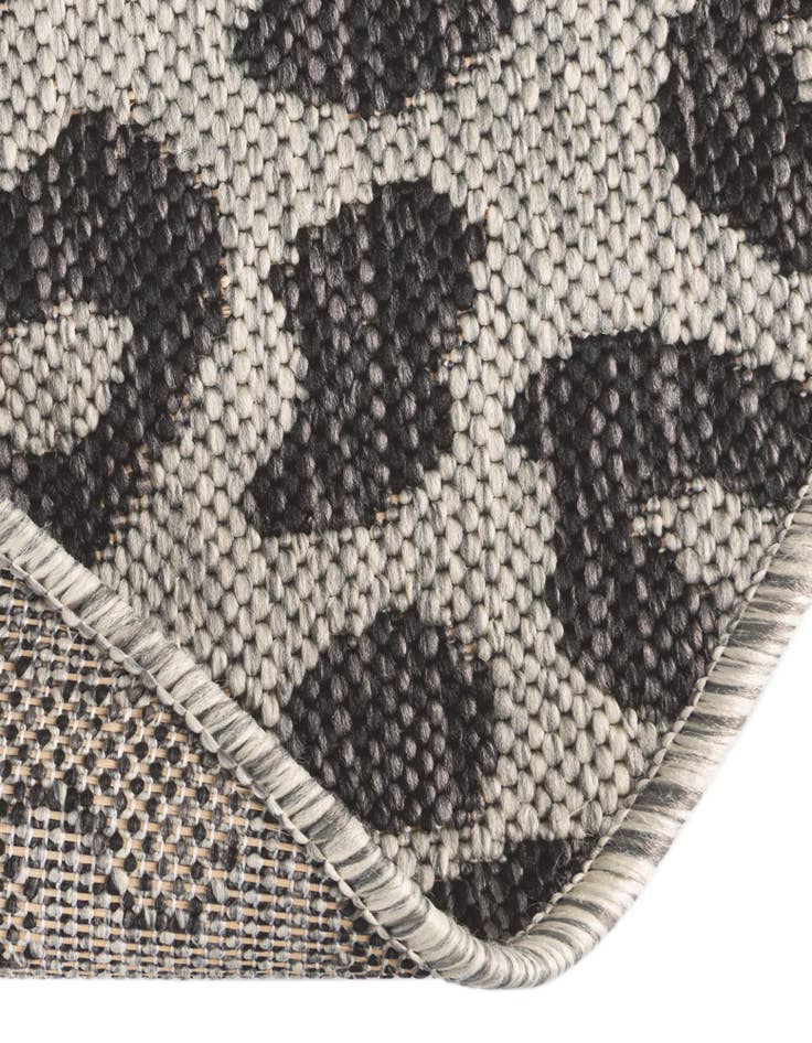 Detail image of 7' 10 x 10' Easy-Clean Safari Indoor / Outdoor Oval Rug