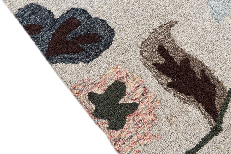 Detail image of 4' 1 x 6' Agra Rug