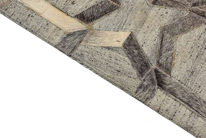 2' 1 x 3' 1 Cowhide Rug