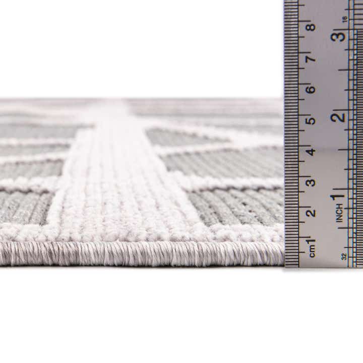 5' x 7' 7 Easy-Clean Indoor / Outdoor Rug