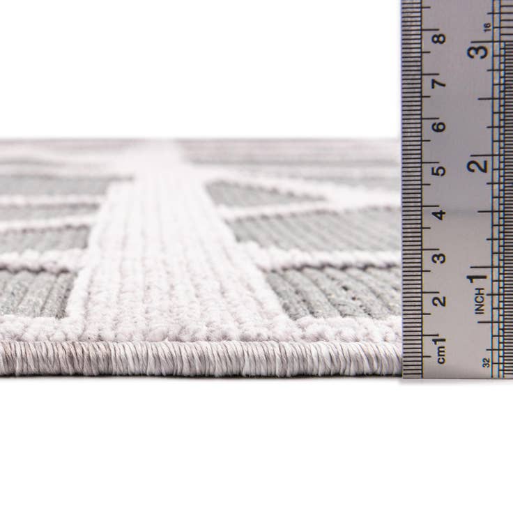 Detail image of 5' x 7' 7 Easy-Clean Indoor / Outdoor Rug