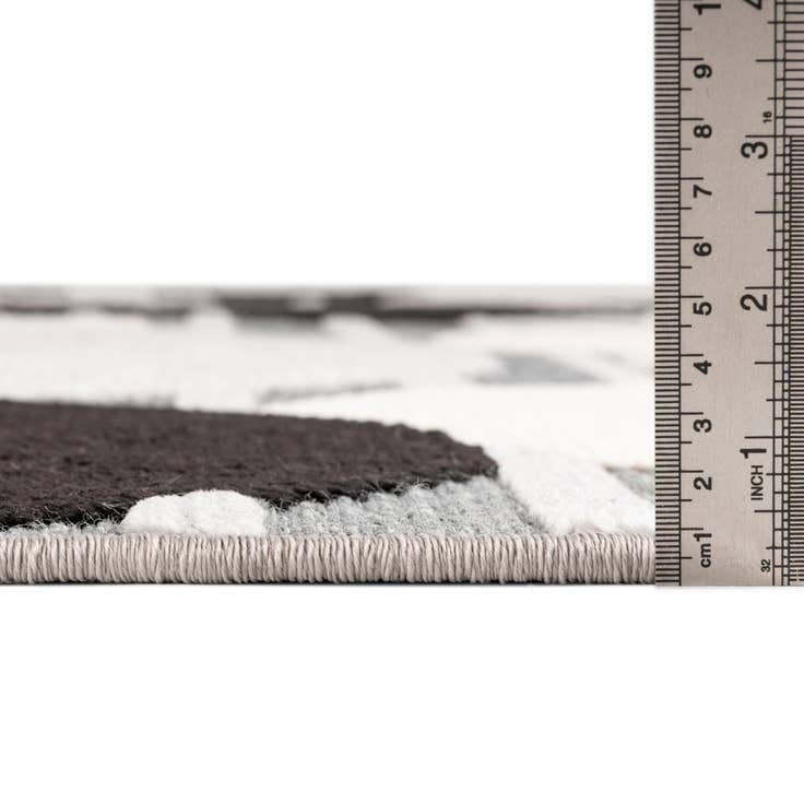 Detail image of 5' 3 x 7' 7 Easy-Clean Indoor / Outdoor Rug