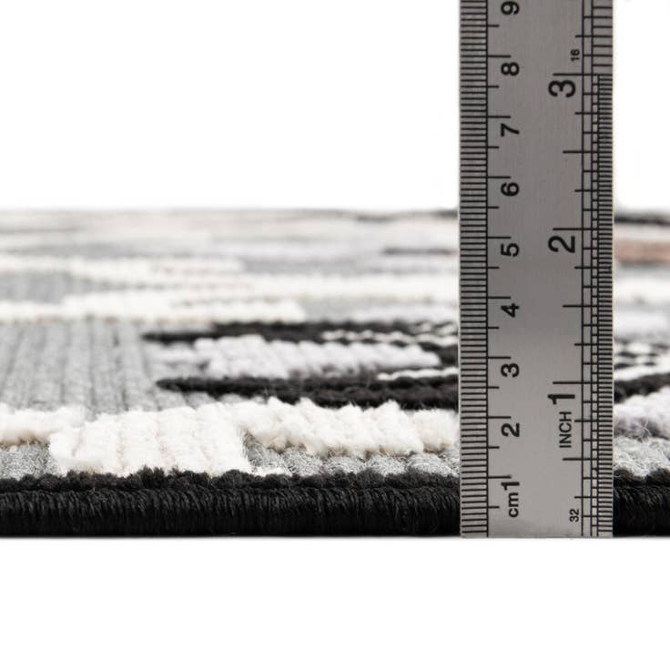 Detail image of 5' x 7' 7 Easy-Clean Indoor / Outdoor Rug