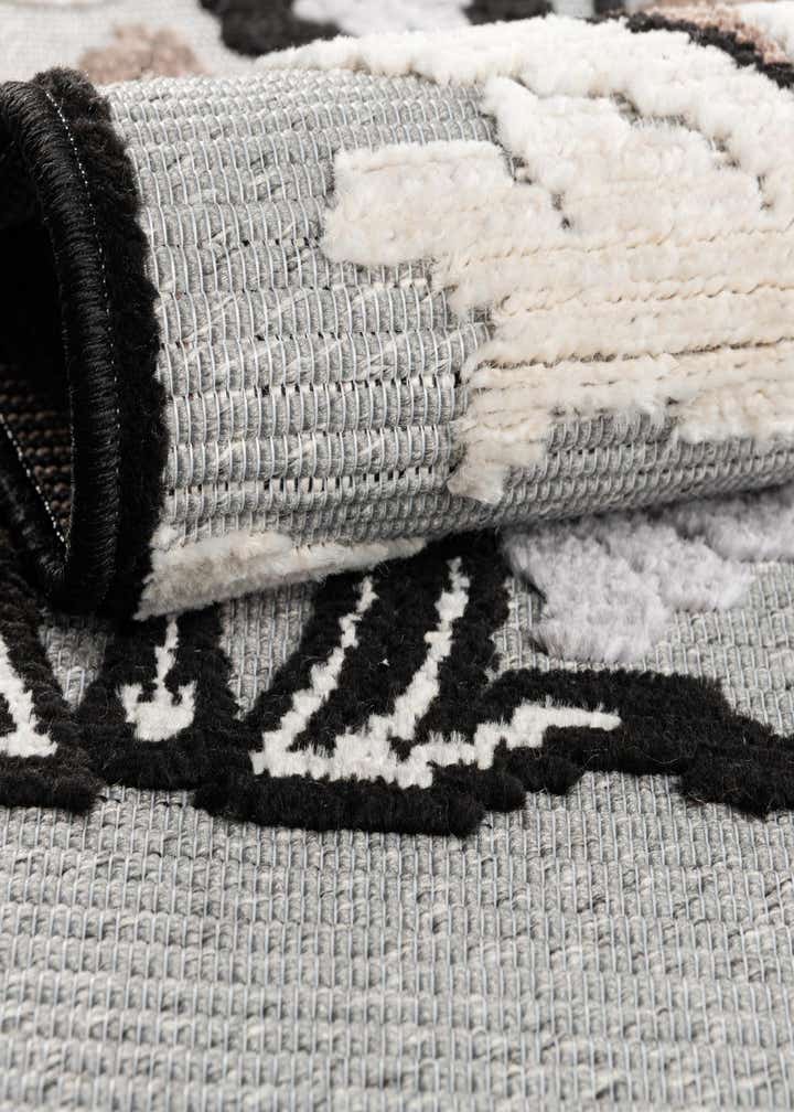 5' x 7' 7 Easy-Clean Indoor / Outdoor Rug