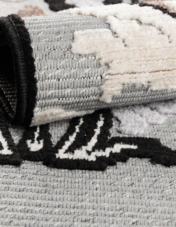 Detail image of 5' x 7' 7 Easy-Clean Indoor / Outdoor Rug