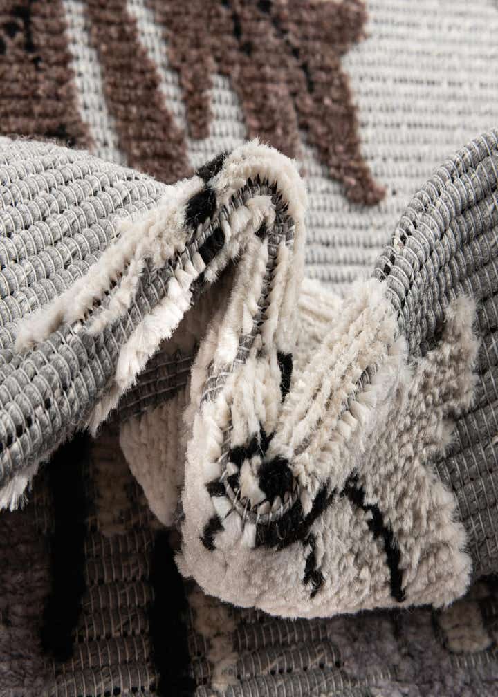 5' x 7' 7 Easy-Clean Indoor / Outdoor Rug