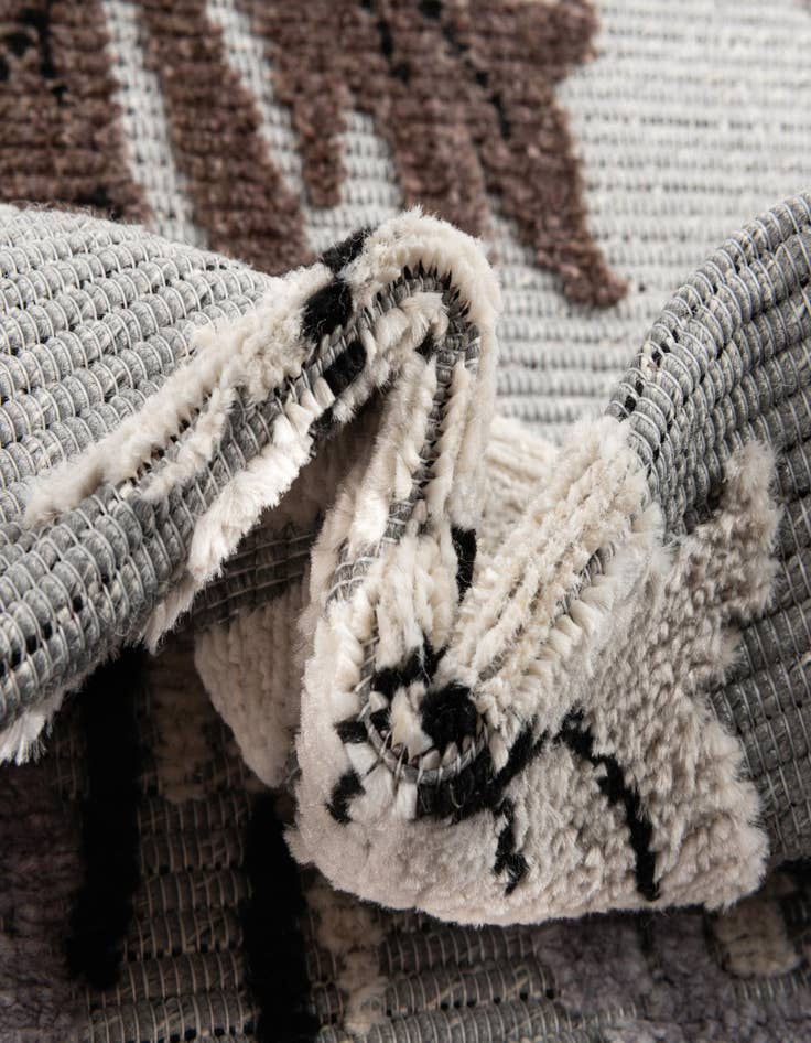 Detail image of 5' x 7' 7 Easy-Clean Indoor / Outdoor Rug