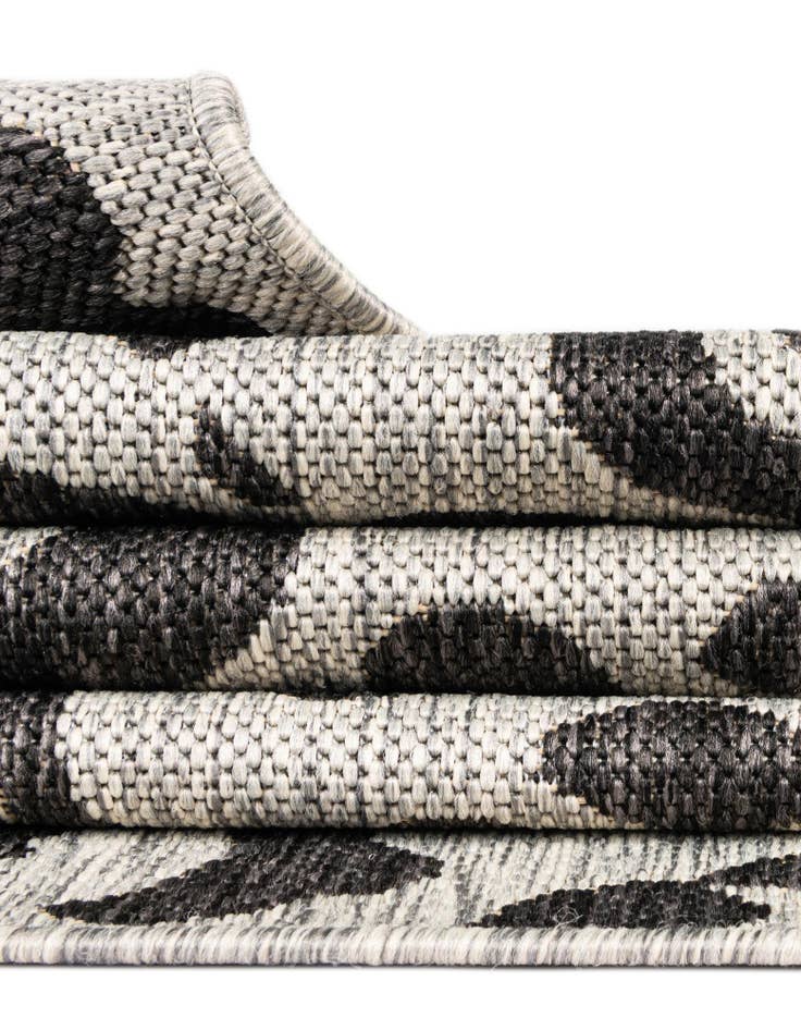 Detail image of 7' x 10' Easy-Clean Safari Indoor / Outdoor Rug