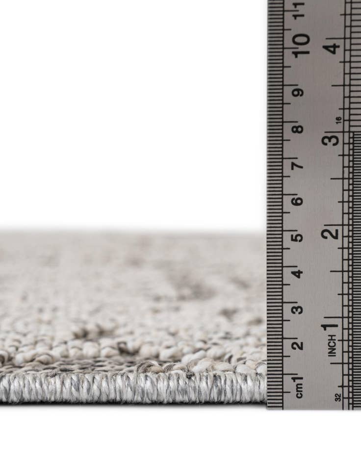 Detail image of 6' 1 x 9' Easy-Clean Traditional Indoor / Outdoor Rug