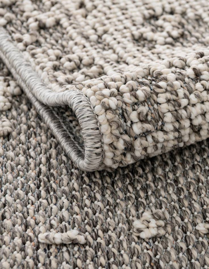Detail image of 4' 1 x 6' 1 Easy-Clean Traditional Indoor / Outdoor Rug
