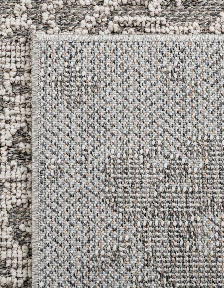 6' 1 x 9' Easy-Clean Traditional Indoor / Outdoor Rug