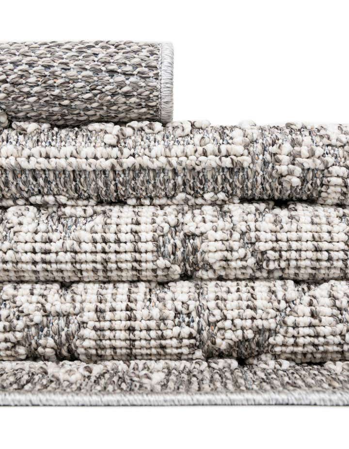 6' 1 x 9' Easy-Clean Traditional Indoor / Outdoor Rug