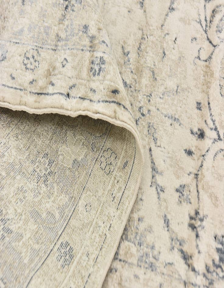 Detail image of 5' x 7' 7 Villa Rug