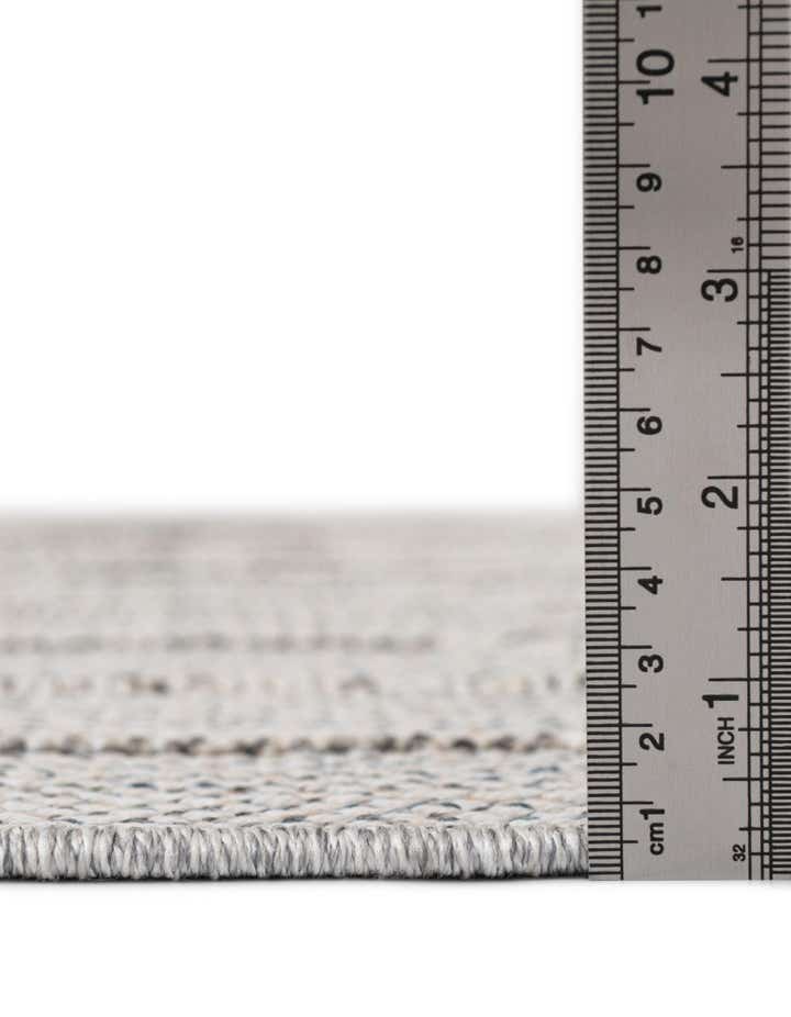 7' 10 x 7' 10 Easy-Clean Lattice Indoor / Outdoor Round Rug