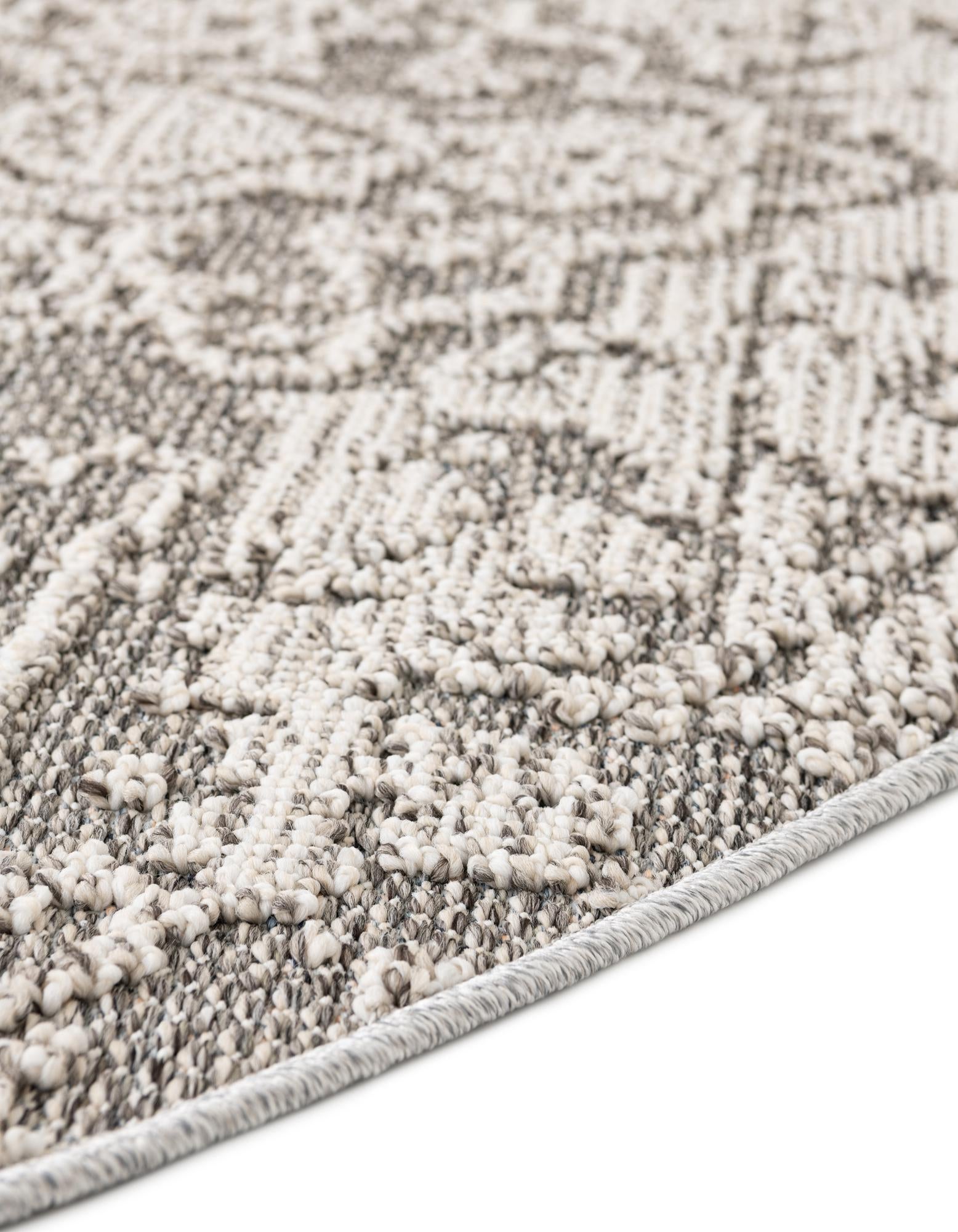 5' 3 x 5' 3 Easy-Clean Traditional Indoor / Outdoor Round Rug