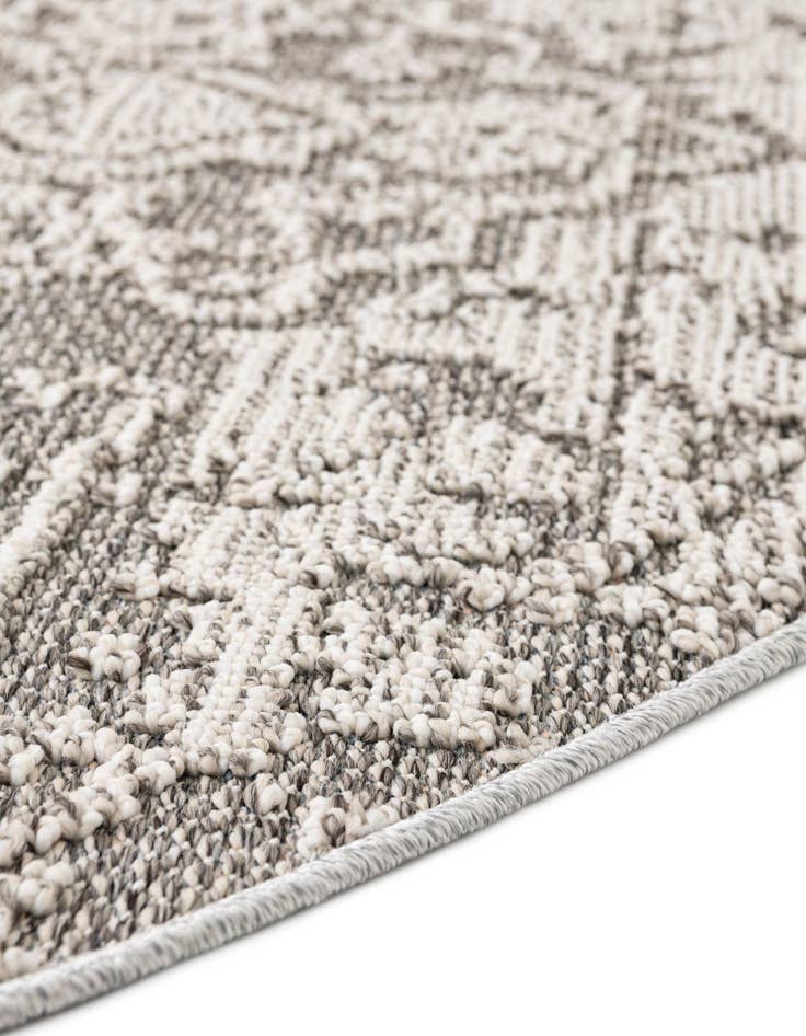 Detail image of 7' 10 x 7' 10 Easy-Clean Traditional Indoor / Outdoor Round Rug