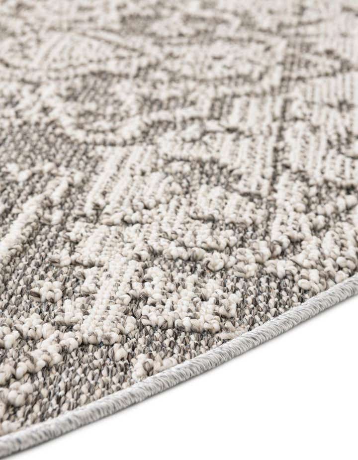 5' 3 x 5' 3 Easy-Clean Traditional Indoor / Outdoor Round Rug