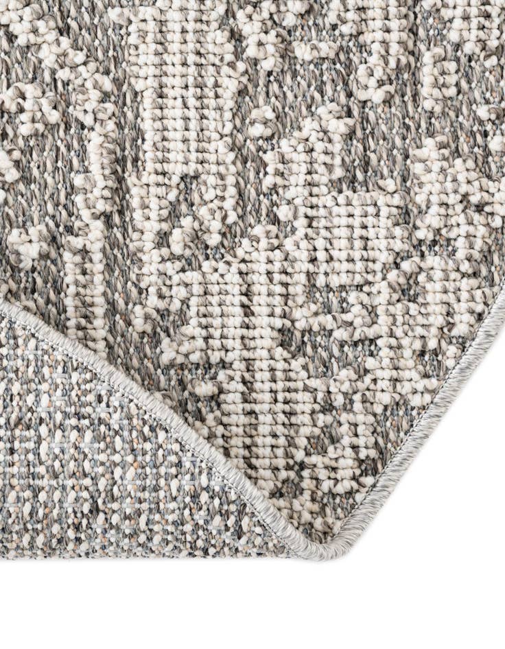 Detail image of 7' 10 x 7' 10 Easy-Clean Traditional Indoor / Outdoor Round Rug