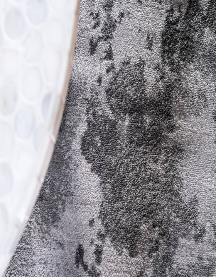 Detail image of 2' x 6' 9 Metropolis Runner Rug