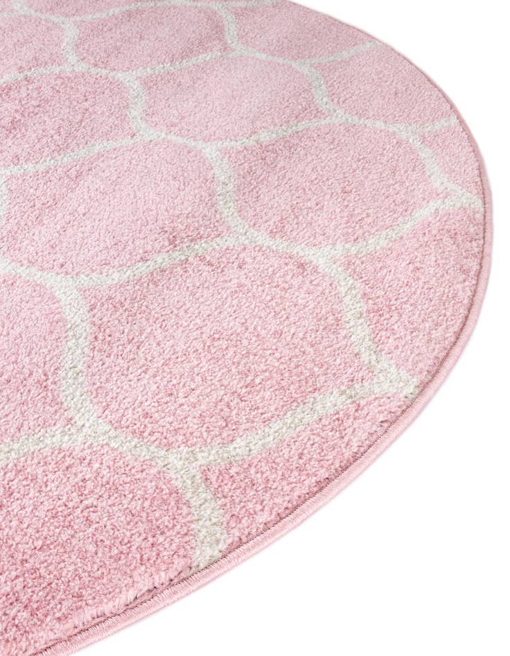 Detail image of 3' x 5' 3 Lattice Frieze Oval Rug