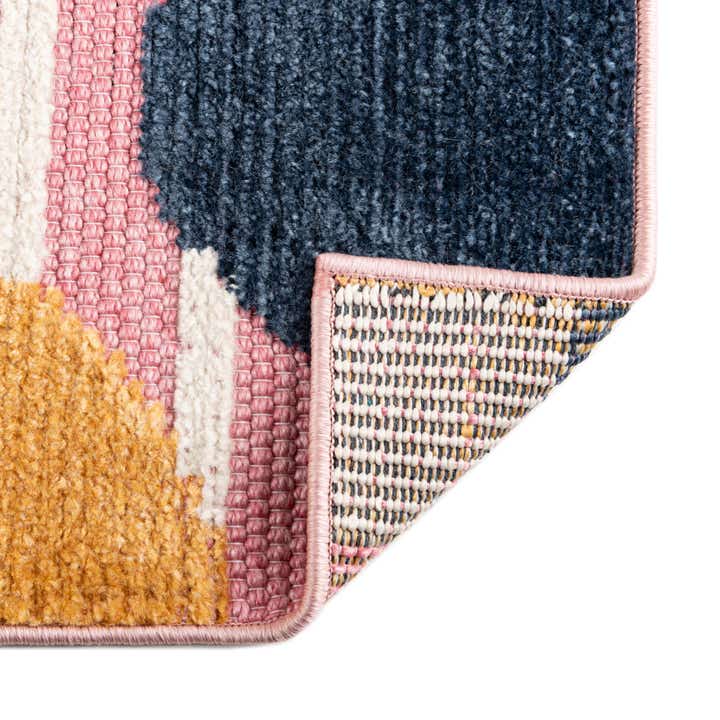 5' x 7' 7 Easy-Clean Indoor / Outdoor Rug