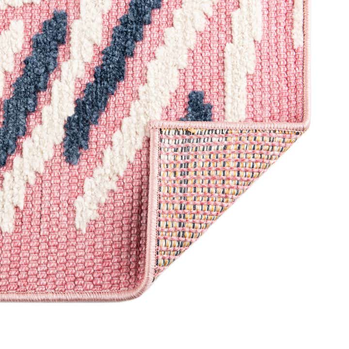 5' x 7' 7 Easy-Clean Indoor / Outdoor Rug