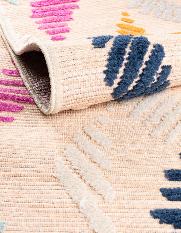 Detail image of 5' x 7' 7 Easy-Clean Indoor / Outdoor Rug