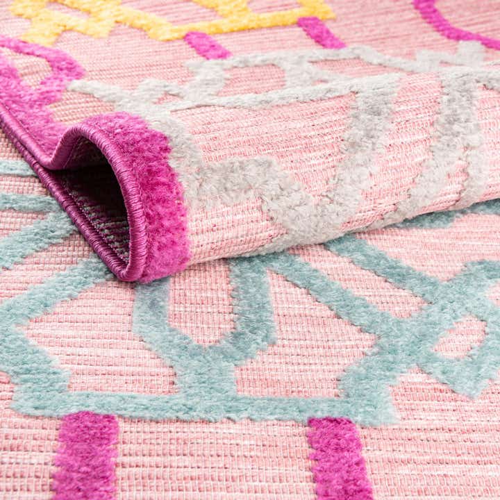 5' x 7' 7 Easy-Clean Indoor / Outdoor Rug