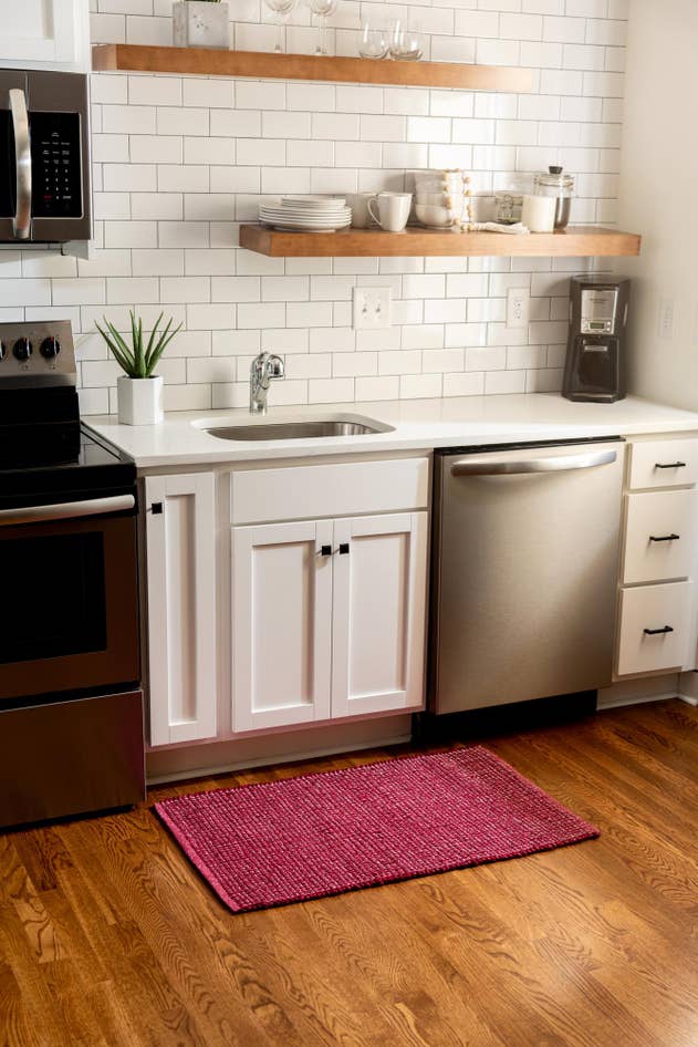 Detail image of 5' x 8' Hand Woven Metallic Jute Rug