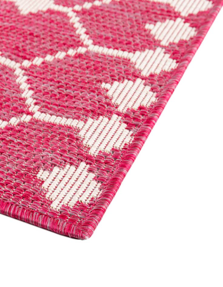 Detail image of 2' x 3' Washable Lattice Indoor / Outdoor Rug