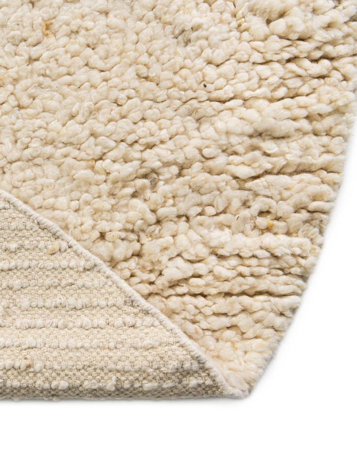 Detail image of 4' 1 x 4' 1  Hand Woven Haka Deluxe Shag Round Rug