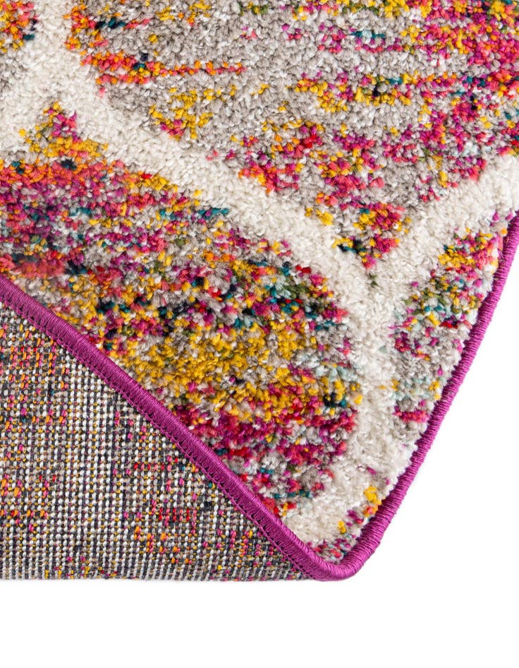 Detail image of 7' x 10' Lattice Frieze Oval Rug