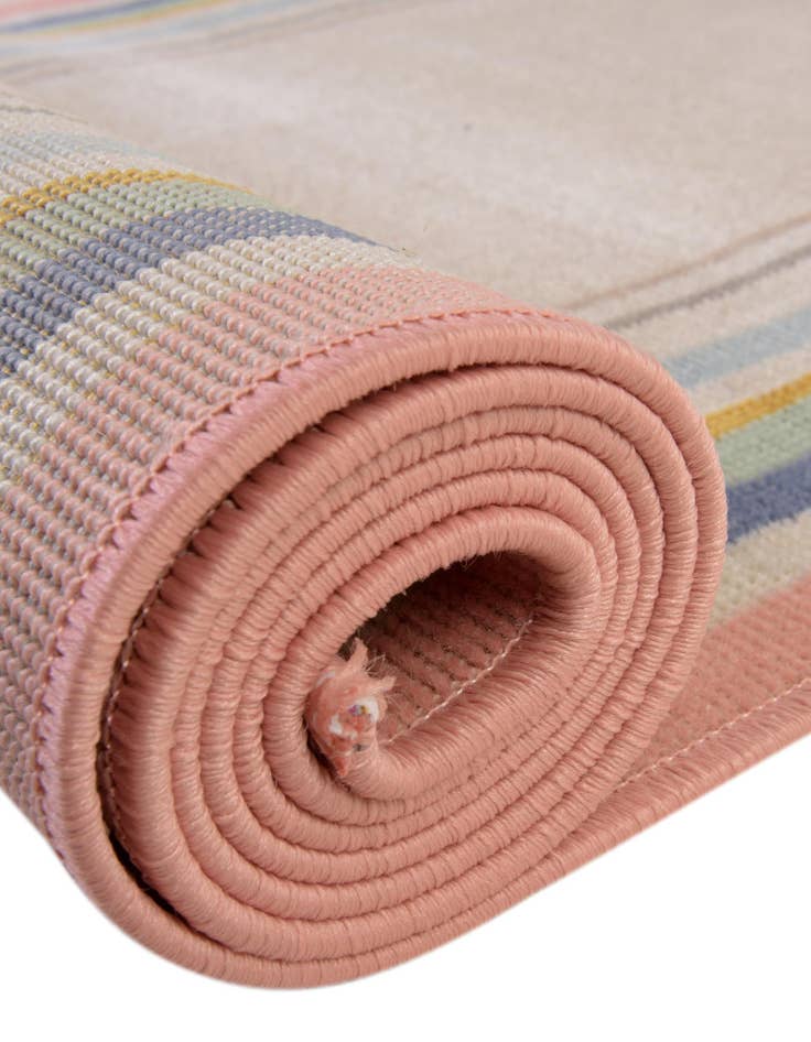 Detail image of 5' 3 x 8' Lotus Oval Rug