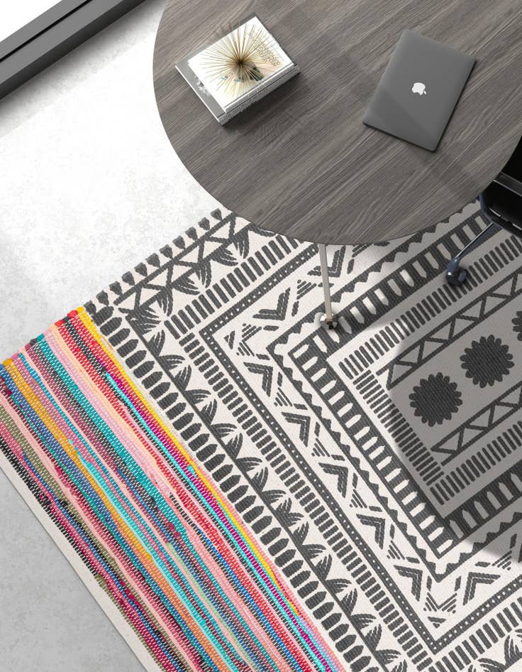 Detail image of 5' 1 x 8'  Hand Braided Chindi Cotton Rug