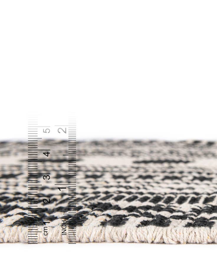 Detail image of 2' x 3' 1 Hand Braided Chindi Cotton Rug