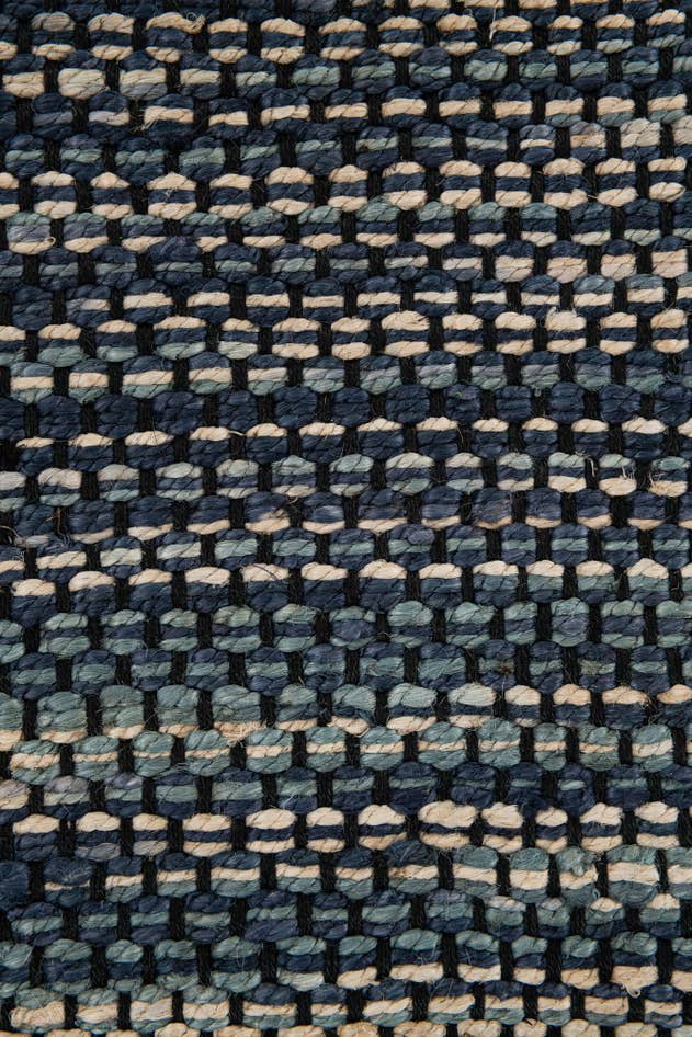 Detail image of 2' 2 x 4' Hand Woven Chunky Jute Rug